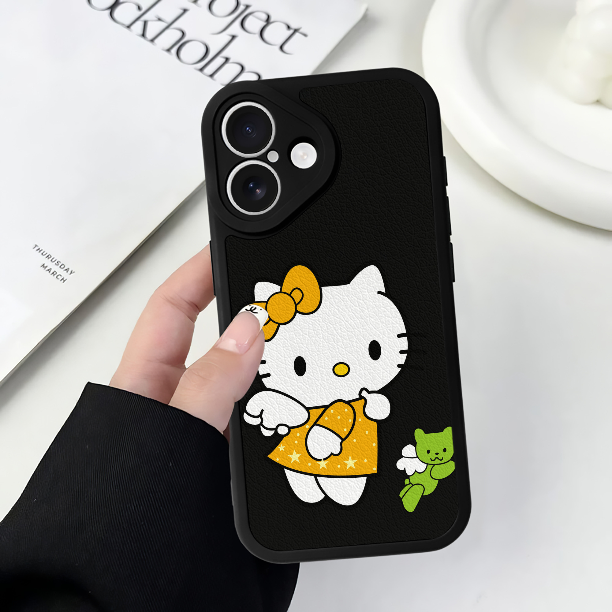 （画像用） Hello Kitty ハローキティ 【iPhone 16シリーズ対応】シリコンスマホケース（レザー調） 材質：シリコン